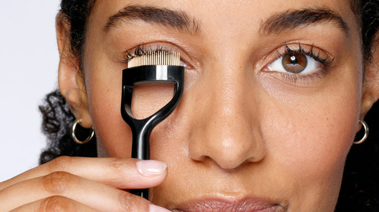 model using eyelash comb in black