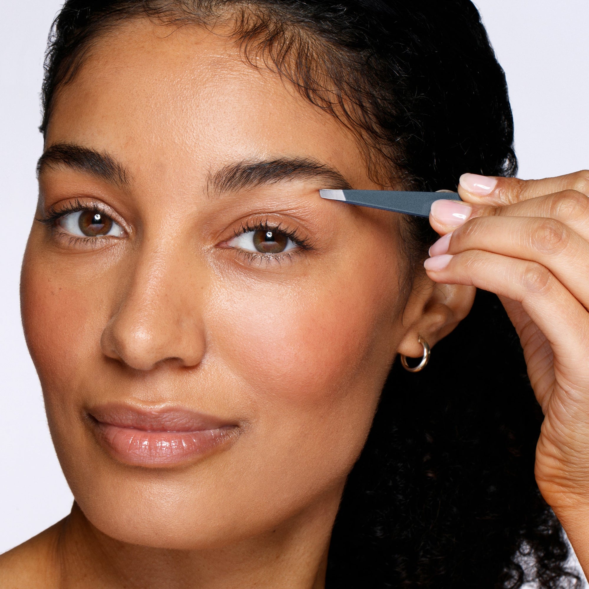 Mannequin féminine utilisant une pince inclinée Blue Stone sur les sourcils