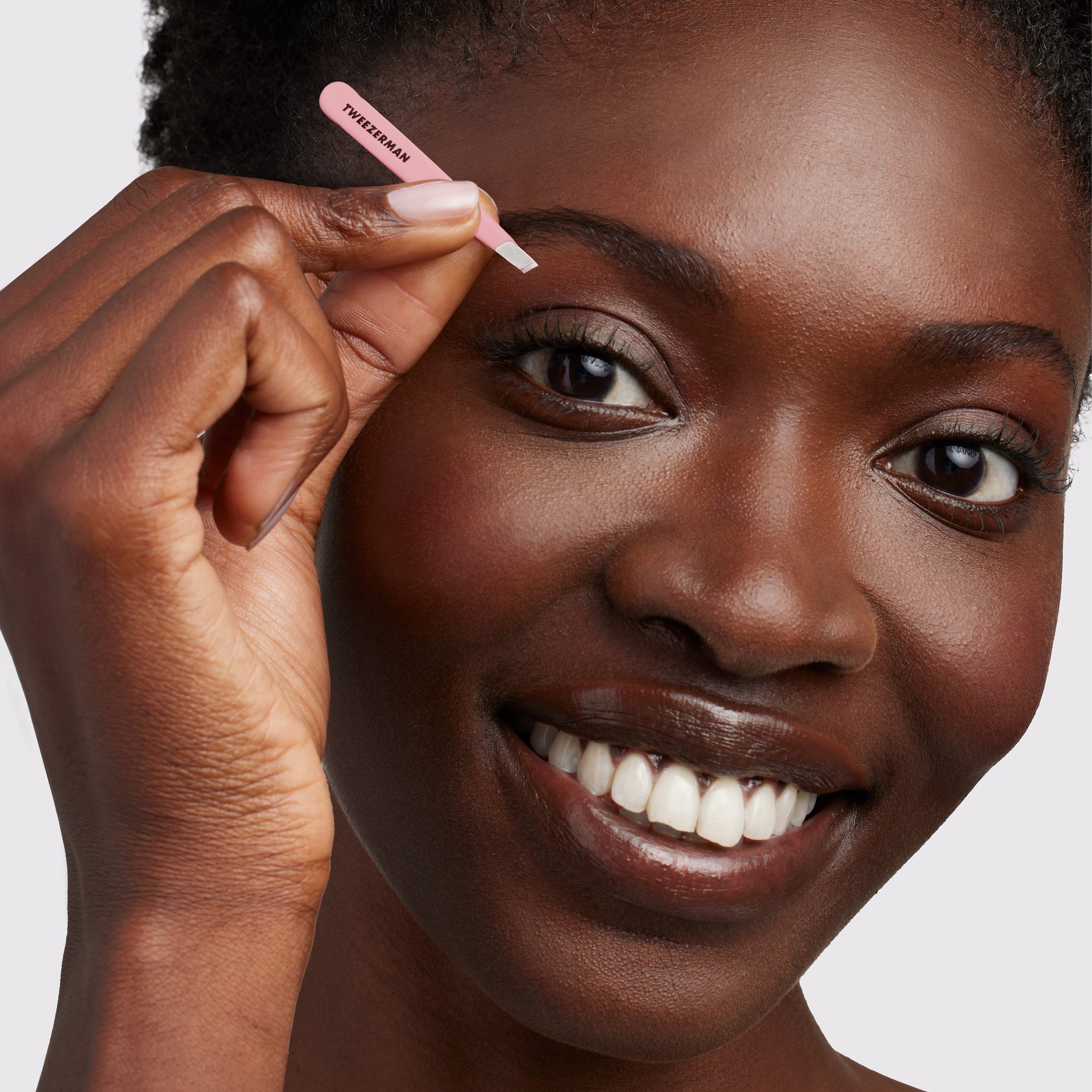 Modèle avec une pince micro mini inclinée rose