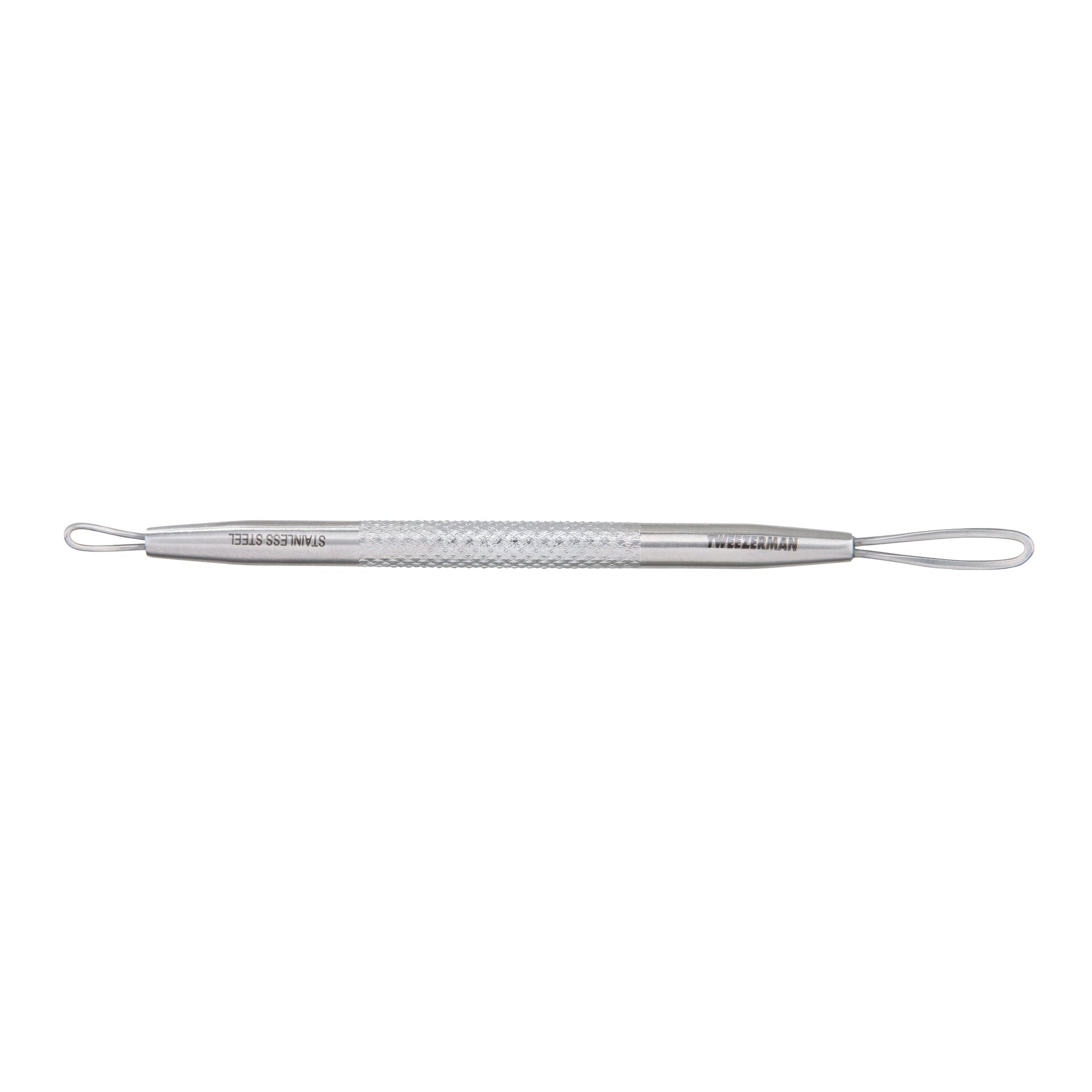 Outil de soins de la peau en acier inoxydable à double extrémité avec prise corporelle texturée. Une extrémité a une longue boucle plate. Une extrémité a une boucle inclinée plus petite