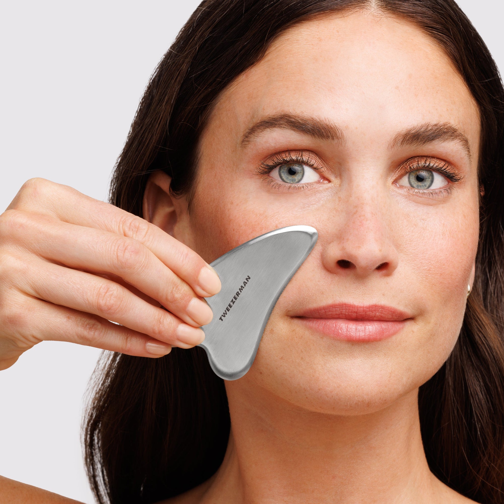 Modèle utilisant du Gua Sha en acier inoxydable