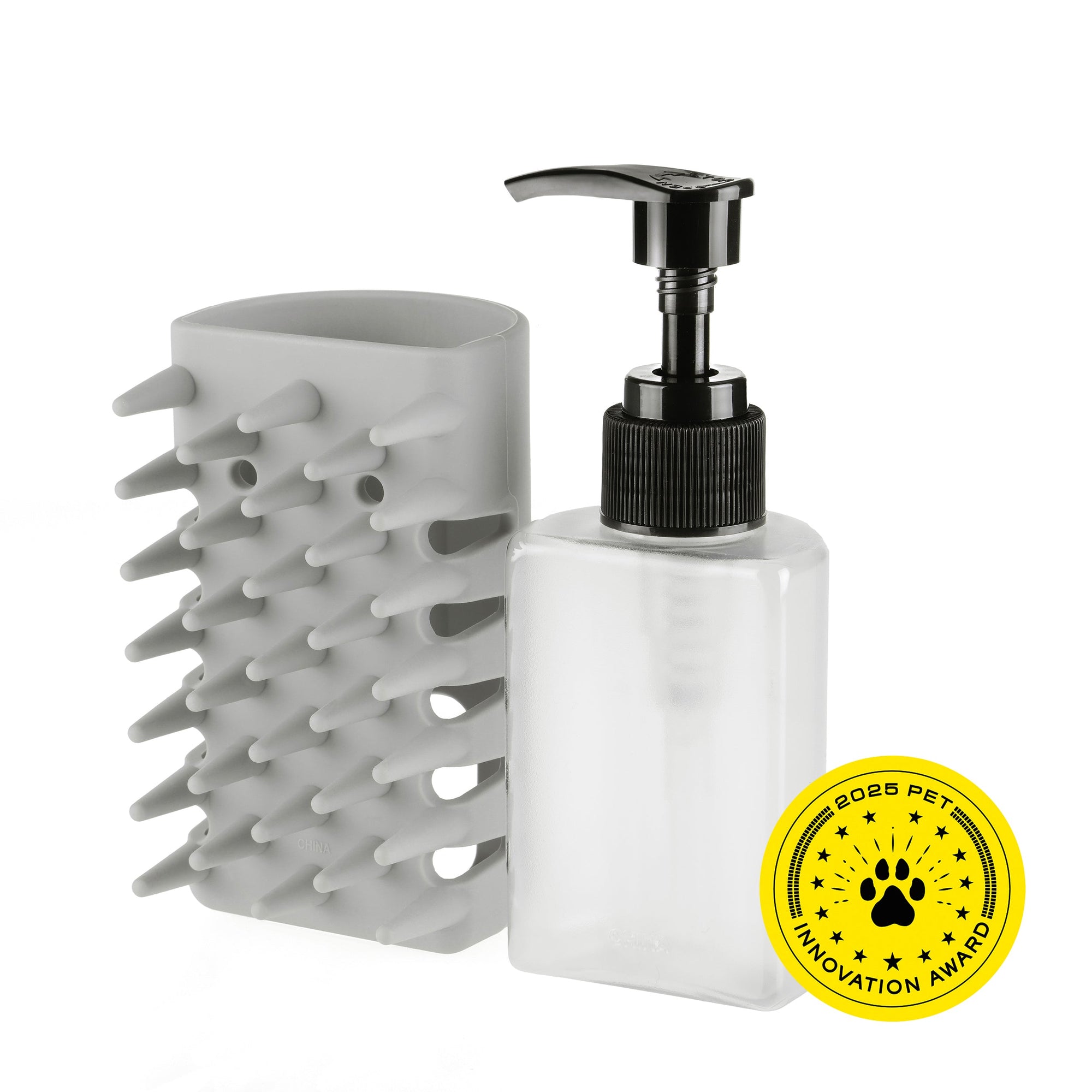 Pochette à brosse à poils gris à côté d’une bouteille amovible et rechargeable avec couvercle de pompe