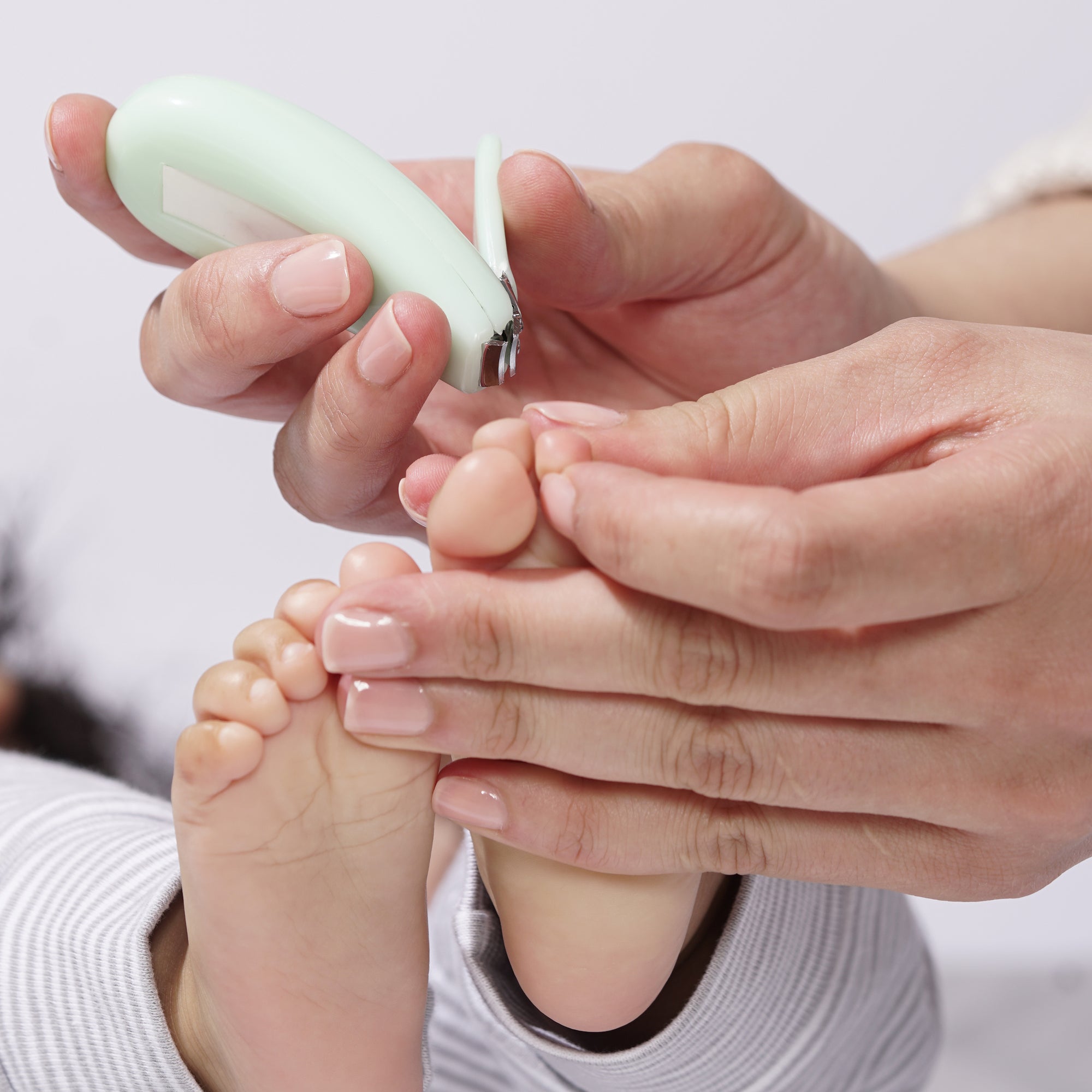 Modéliser avec un coupe-ongles vert pour bébé.