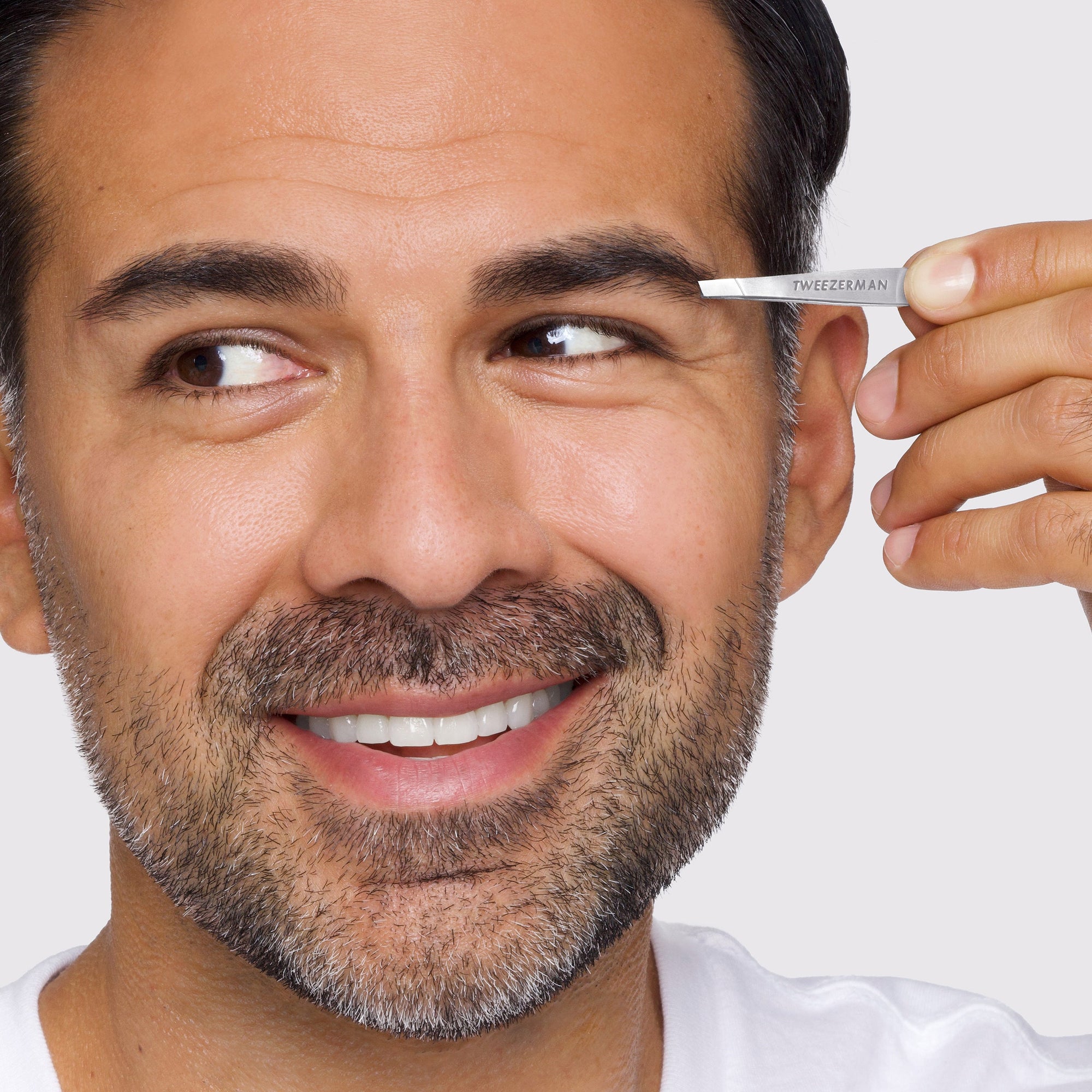 Male Model using Petite Slant Tweezer on brows
