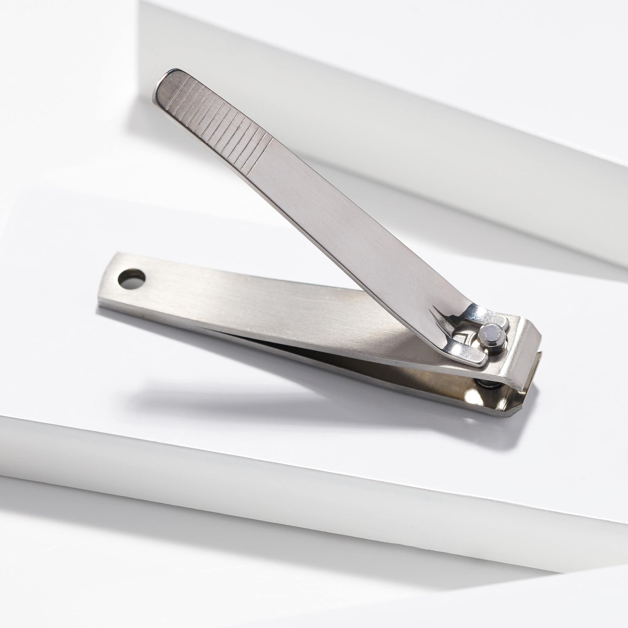 Modèle utilisant un coupe-ongles en acier inoxydable